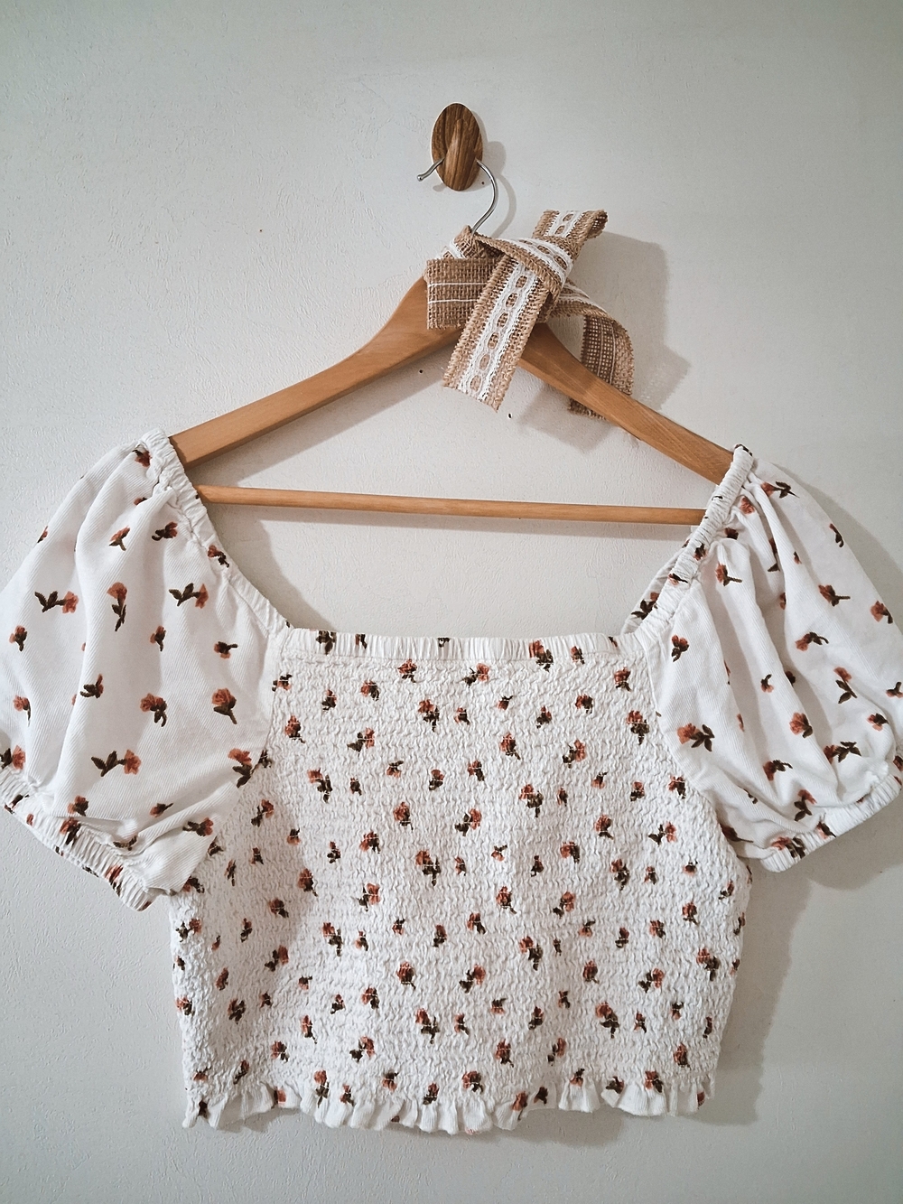 Smocked Floral Puff Sleeve Crop Top - White/Brown